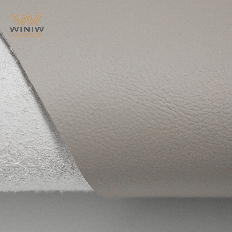 Серебристая искусственная кожа — идеальный выбор для повседневных образов